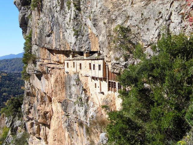 Στο λαξευμένο σε ένα βράχο στα Τζουμέρκα μοναστήρι της Παναγίας Κηπίνας [photos] - Φωτογραφία 12