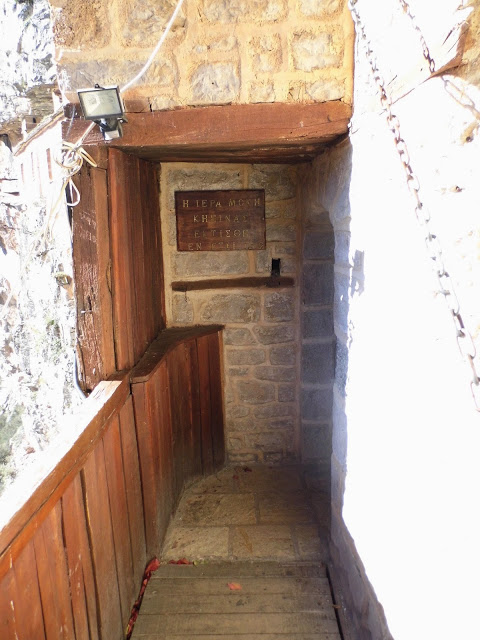 Στο λαξευμένο σε ένα βράχο στα Τζουμέρκα μοναστήρι της Παναγίας Κηπίνας [photos] - Φωτογραφία 13