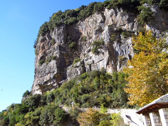 Στο λαξευμένο σε ένα βράχο στα Τζουμέρκα μοναστήρι της Παναγίας Κηπίνας [photos] - Φωτογραφία 3