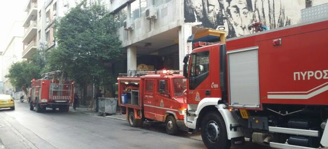 Φωτιά στα γραφεία της Athens Voice στο κέντρο της Αθήνας - Φωτογραφία 1