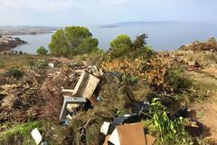 Σκουπιδότοπος δίπλα σε σχολείο στα Χανιά...Καθαρίστηκε το μονοπάτι της Αγίας Κυριακής