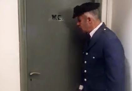 Ο... αστυνομικός κλείδωσε στην τουαλέτα το Γεωργούντζο - Δείτε το ξεκαρδιστικό βίντεο - Φωτογραφία 1