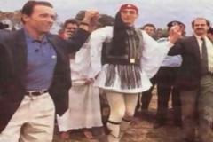 Δείτε τον... Terminator να χορεύει τσάμικο με τον Γιώργο Παπανδρέου [photos]
