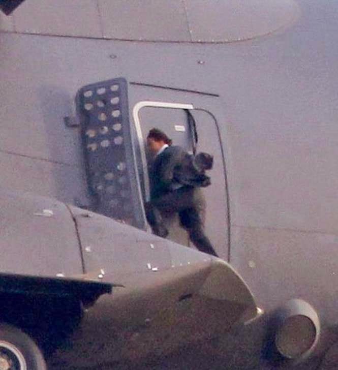 Ο Tom Cruise αψηφά το θάνατο για τη νέα του ταινία - Κρεμάστηκε σε ένα Airbus το οποίο πετούσε στα 5.000 πόδια [video + photos] - Φωτογραφία 10
