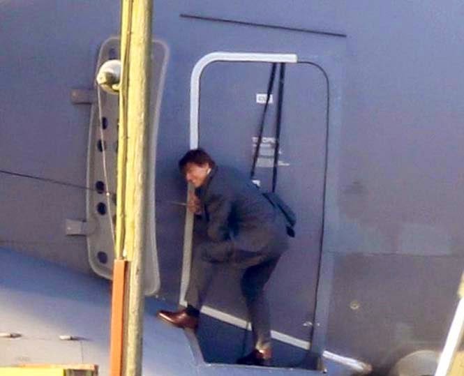 Ο Tom Cruise αψηφά το θάνατο για τη νέα του ταινία - Κρεμάστηκε σε ένα Airbus το οποίο πετούσε στα 5.000 πόδια [video + photos] - Φωτογραφία 2