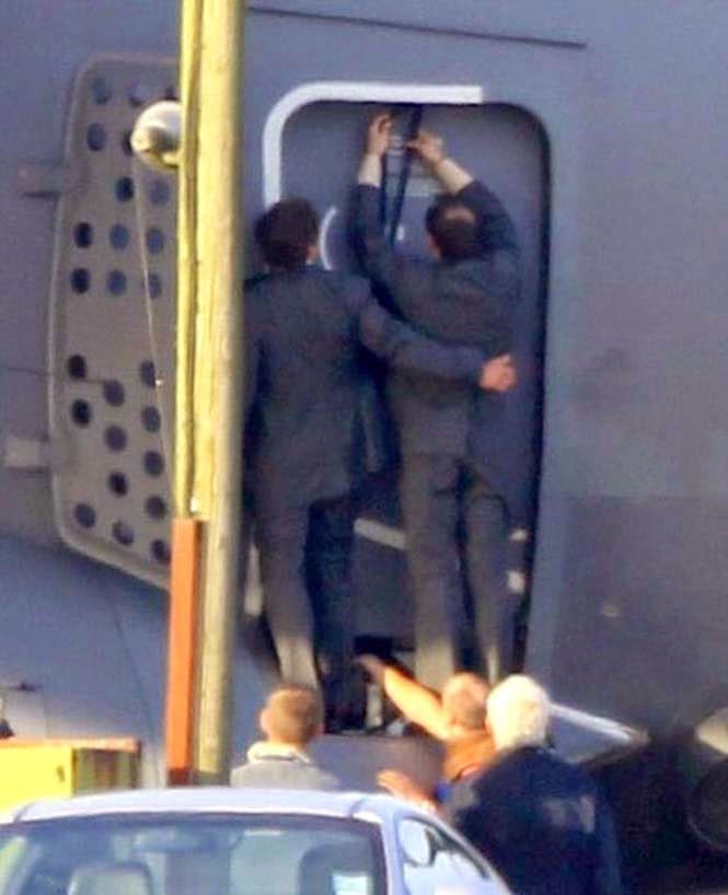 Ο Tom Cruise αψηφά το θάνατο για τη νέα του ταινία - Κρεμάστηκε σε ένα Airbus το οποίο πετούσε στα 5.000 πόδια [video + photos] - Φωτογραφία 6