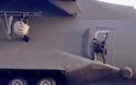 Ο Tom Cruise αψηφά το θάνατο για τη νέα του ταινία - Κρεμάστηκε σε ένα Airbus το οποίο πετούσε στα 5.000 πόδια [video + photos] - Φωτογραφία 11