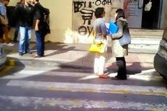 Αστυνομικοί πάρκαραν σε θέση αναπήρου... αλλά η συνέχεια είναι απίστευτη!