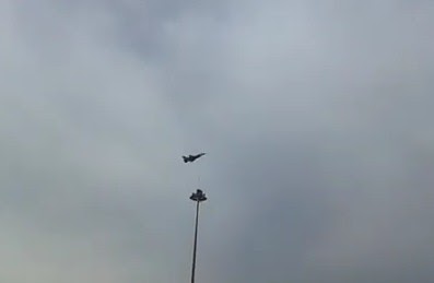 ΤΩΡΑ: Κόβουν την... ανάσα οι αεροπορικές επιδείξεις από το αεροσκάφος F-16 «Ζευς» [video] - Φωτογραφία 1