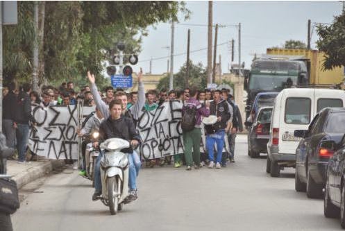 Ήταν αυτό μαθητική πορεία; Οι νεαροί πήγαν με τα μηχανάκια τους, έκαναν σούζες και άλλα κόλπα! [photos] - Φωτογραφία 6