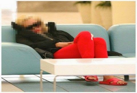 ΣΟΚΑΡΕΙ ΓΝΩΣΤΗ ηθοποιός!! - Κοιμάται σε εμπορικό κέντρο γιατί ΔΕΝ έχει χρήματα...[photos] - Φωτογραφία 1