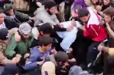 Iσλαμικό πλήθος λίντσαρε έως θανάτου 4 σύριους φαντάρους στη Ράκκα [video] - Φωτογραφία 1