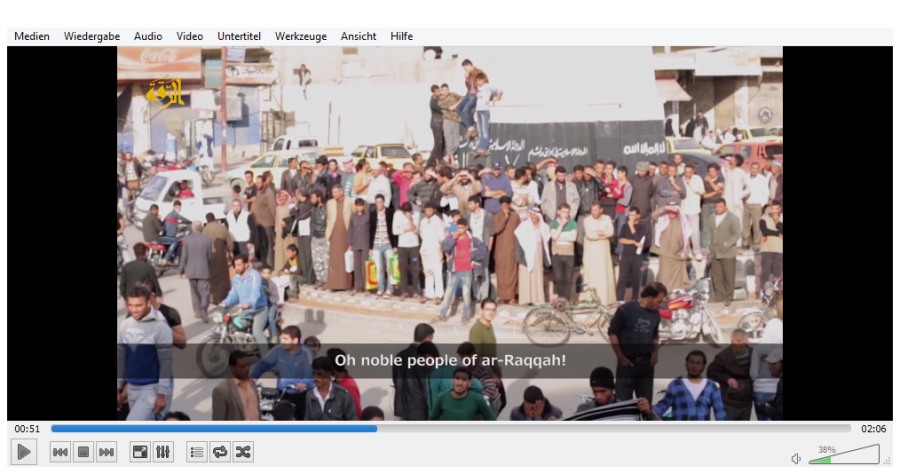 Iσλαμικό πλήθος λίντσαρε έως θανάτου 4 σύριους φαντάρους στη Ράκκα [video] - Φωτογραφία 7