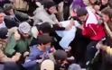 Iσλαμικό πλήθος λίντσαρε έως θανάτου 4 σύριους φαντάρους στη Ράκκα [video] - Φωτογραφία 1