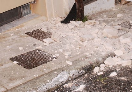 Έλεγχοι κτηρίων στην πόλη του Αιγίου μετά τη σεισμική δόνηση - Φωτογραφία 1