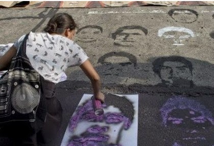 Θρήνος στο Μεξικό: Βρέθηκαν καμμένες οι σοροί των 43 φοιτητών που είχαν εξαφανιστεί...[video] - Φωτογραφία 1