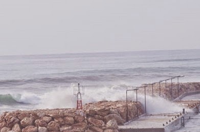 ΑΠΙΣΤΕΥΤΕΣ εικόνες από την Πρέβεζα: Τα κύματα «νίκησαν» το αλιευτικό στον Παντοκράτορα [video] - Φωτογραφία 1
