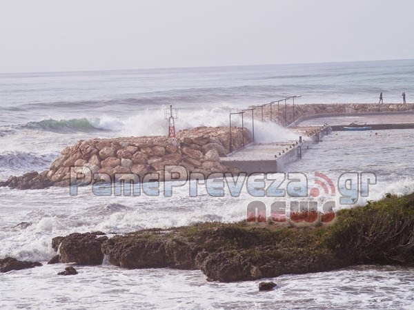 ΑΠΙΣΤΕΥΤΕΣ εικόνες από την Πρέβεζα: Τα κύματα «νίκησαν» το αλιευτικό στον Παντοκράτορα [video] - Φωτογραφία 2