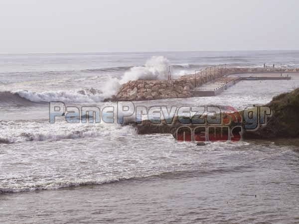 ΑΠΙΣΤΕΥΤΕΣ εικόνες από την Πρέβεζα: Τα κύματα «νίκησαν» το αλιευτικό στον Παντοκράτορα [video] - Φωτογραφία 4