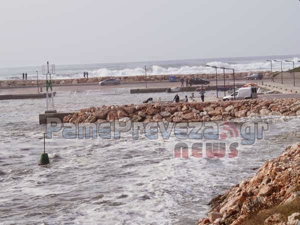 ΑΠΙΣΤΕΥΤΕΣ εικόνες από την Πρέβεζα: Τα κύματα «νίκησαν» το αλιευτικό στον Παντοκράτορα [video] - Φωτογραφία 7
