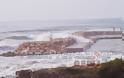 ΑΠΙΣΤΕΥΤΕΣ εικόνες από την Πρέβεζα: Τα κύματα «νίκησαν» το αλιευτικό στον Παντοκράτορα [video] - Φωτογραφία 2