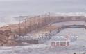 ΑΠΙΣΤΕΥΤΕΣ εικόνες από την Πρέβεζα: Τα κύματα «νίκησαν» το αλιευτικό στον Παντοκράτορα [video] - Φωτογραφία 3