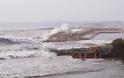 ΑΠΙΣΤΕΥΤΕΣ εικόνες από την Πρέβεζα: Τα κύματα «νίκησαν» το αλιευτικό στον Παντοκράτορα [video] - Φωτογραφία 4