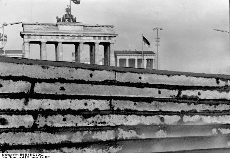 Το google δεν ξεχνά! Σαν σήμερα η πτώση του Τείχους του Βερολίνου - Φωτογραφία 2