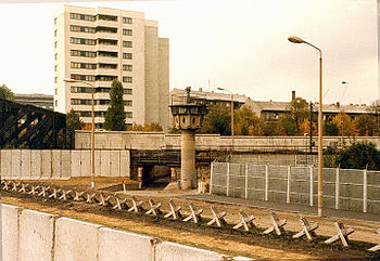 Το google δεν ξεχνά! Σαν σήμερα η πτώση του Τείχους του Βερολίνου - Φωτογραφία 4
