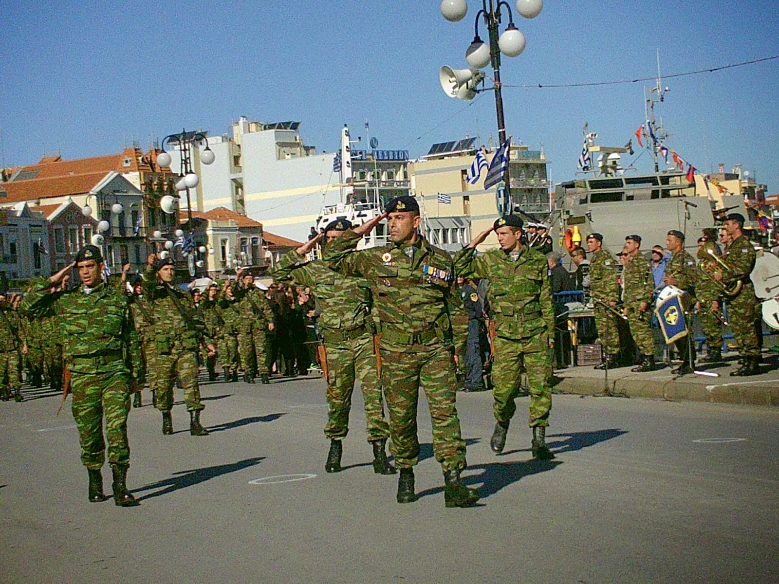 Πλήθος κόσμου τίμησε την απελευθέρωση της Μυτιλήνης με εκδηλώσεις και παρέλαση στην προκυμαία (ΦΩΤΟ) - Φωτογραφία 1