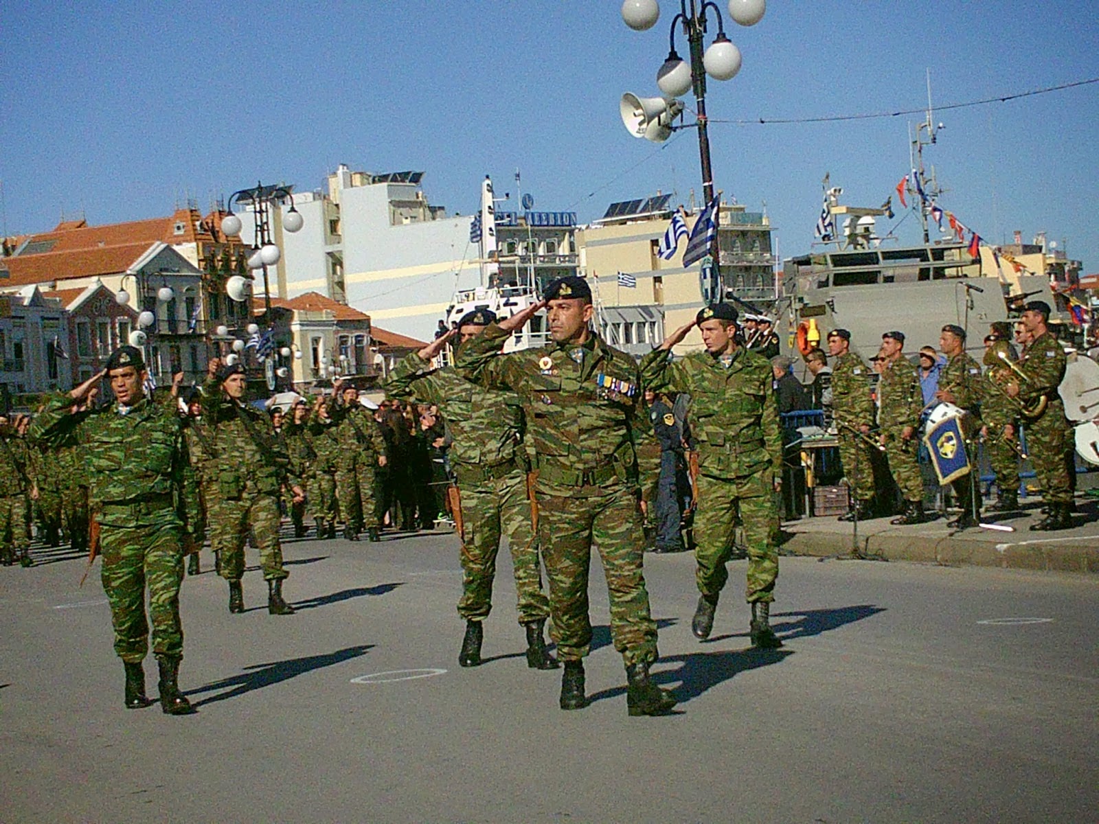 Πλήθος κόσμου τίμησε την απελευθέρωση της Μυτιλήνης με εκδηλώσεις και παρέλαση στην προκυμαία (ΦΩΤΟ) - Φωτογραφία 5