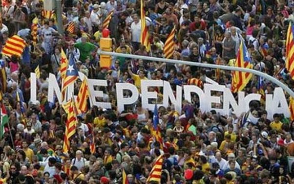Ισπανία: Στις κάλπες οι Καταλανοί για το συμβολικό δημοψήφισμα ανεξαρτησίας - Φωτογραφία 1
