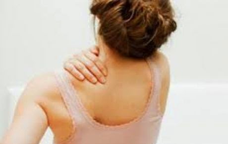 8 κακές συνήθειες που δεν φαντάζεσαι ότι σου προκαλούν πόνο στην πλάτη - Φωτογραφία 1
