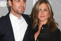 Η Jennifer Aniston δείχνει το οκτώ καρατίων μονόπετρό της!
