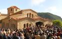 Άρχοντες και πλήθος λαού τίμησαν τον Άγιο Νεκτάριο στο Τρίκορφο Φωκίδος - Φωτογραφία 1