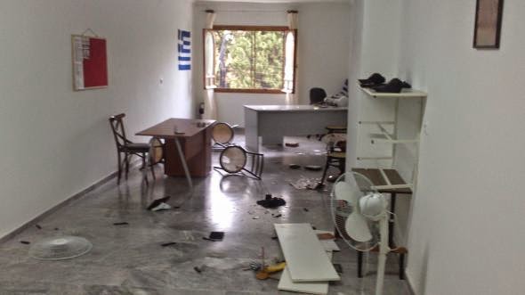 Έσπασαν τα γραφεία της Χρυσής Αυγής [photos] - Φωτογραφία 5