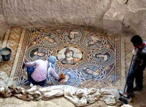 Εκπληκτικής τέχνης ψηφιδωτά ανακαλύφθηκαν στην αρχαία ελληνική πόλη Ζεύγμα [photos + video] - Φωτογραφία 1