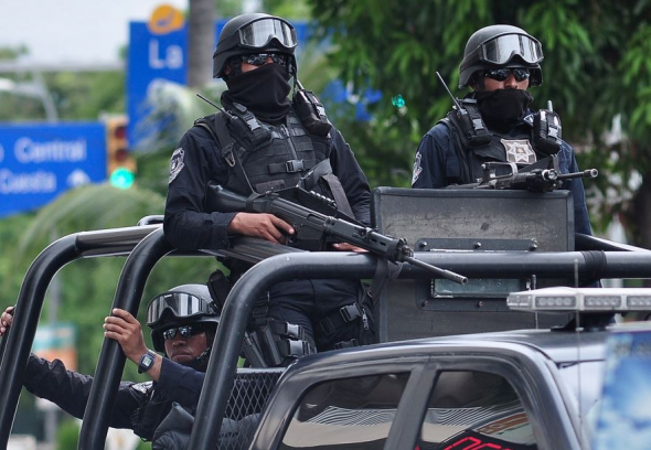 Βίαια επεισόδια στο Μεξικό με 11 αστυνομικούς τραυματίες - Φωτογραφία 1