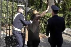 Απόπειρα εισβολής από την Ελένη Λουκά στο... Προεδρικό Μέγαρο!  [photos]