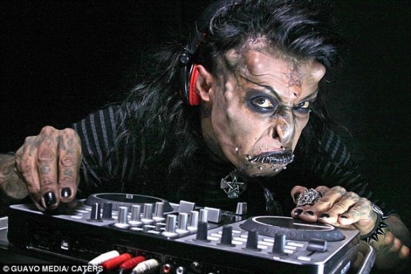 Ο “διάβολος” της Κολομβίας: Ο DJ που διώχτηκε από την ίδια του την οικογένεια εξαιτίας της εμφάνισής του...[photos] - Φωτογραφία 2