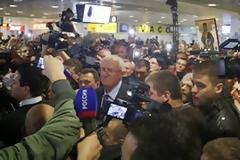 Επέστρεψε στο Βελιγράδι μετά από 12 χρόνια ο εθνικιστής ηγέτης Βόισλαβ Σέσελι - Τον υποδέχτηκαν με τραγούδια και συνθήματα [photos]