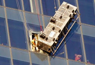 Διασώθηκαν οι δυο εναερίτες υαλοκαθαριστές που κρέμονταν στο Παγκόσμιο Κέντρο Εμπορίου στις ΗΠΑ - Φωτογραφία 1