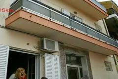 Θρίλερ στην Ανθούπολη με γυναίκα που την πετάνε έξω από το σπίτι της, κλητήρες πασίγνωστης τράπεζας