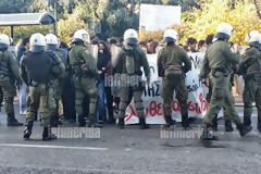 Eπεισόδια ανάμεσα σε ΜΑΤ και φοιτητές έξω από την Νομική! [photos]