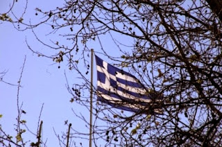 14χρονος έκλεψε την Ελληνική σημαία από σχολείο στα Νέα Μουδανιά... - Φωτογραφία 1