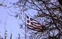 14χρονος έκλεψε την Ελληνική σημαία από σχολείο στα Νέα Μουδανιά...