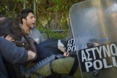 Δύο φοιτητές τραυματίες από επίθεση ανδρών της ΕΛ.ΑΣ. - Επεισόδια στο ΕΚΠΑ [photos]