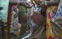 ΦΩΤΟΓΡΑΦΙΕΣ ΠΟΥ ΣΟΚΑΡΟΥΝ: Τρομοκρατημένα κορίτσια πριν ακρωτηριάσουν τα γεννητικά τους όργανα [ΣΚΛΗΡΕΣ ΕΙΚΟΝΕΣ] - Φωτογραφία 8