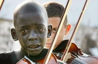 ΣΥΓΚΙΝΗΤΙΚΟ: Ο μικρός Ντιέγκο λυγίζει, καθώς παίζει βιολί στην κηδεία του δάσκαλου του [photos + video] - Φωτογραφία 1
