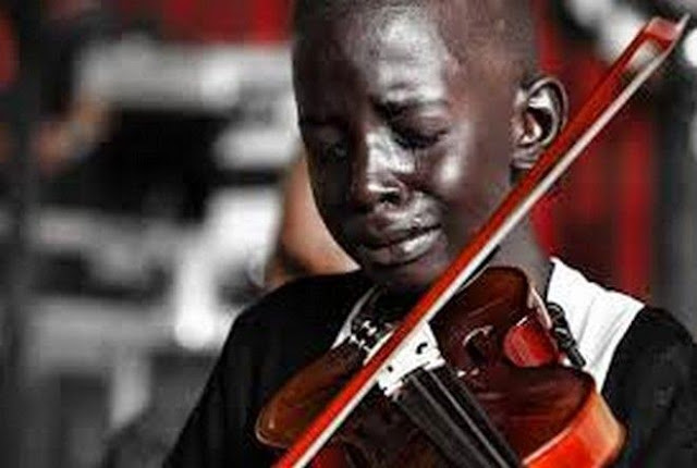 ΣΥΓΚΙΝΗΤΙΚΟ: Ο μικρός Ντιέγκο λυγίζει, καθώς παίζει βιολί στην κηδεία του δάσκαλου του [photos + video] - Φωτογραφία 4